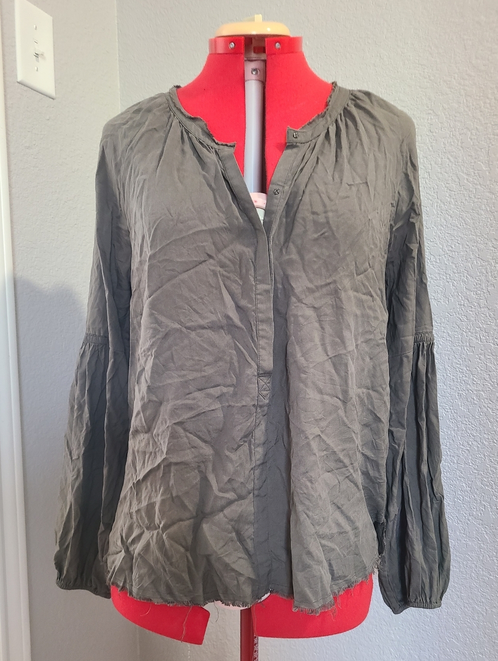 Go Silk Washable Silk Greenish Gray Long Sleeve Raw Hem Blouse Size M